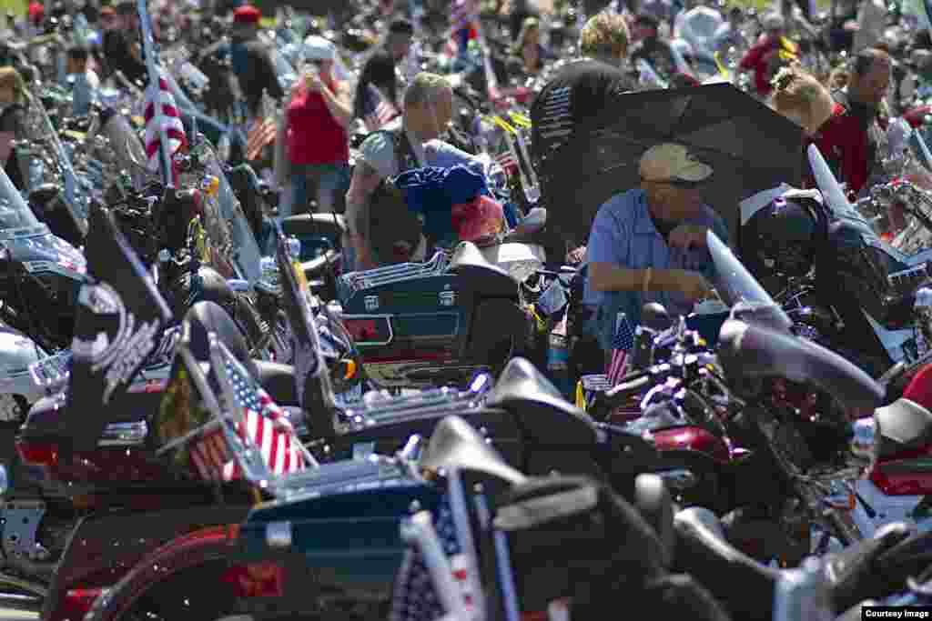 Motorist wait for the annual Rolling Thurnder motorcycle rally in the Pentagon parking lot in Arlington, Virginia, on Memorial Day weekend. (Dimitris Manis/VOA Greek Service)