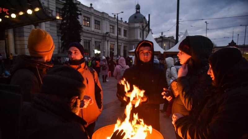 Les chars russes aux portes de Kiev, l'UE s'attend à des millions de réfugiés