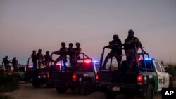 Meksička policija čuva stražu blizu rijeke Rio Grande u mjestu Siudad Akuna, u zoru 23. septembra 2021.