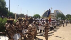 L'armée nationale tchadienne élève le président de la transition au grade du général d'armée, à N'Djamena, le 1er décembre 2021. (VOA/André Kodmajingar)