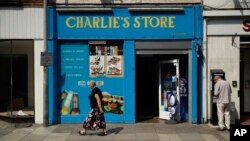 Bên ngoài cửa hàng Charlie, nơi camera ghi lại hình ảnh bà Dawn Sturgess trước khi chết vì nhiễm chất độc thần kinh ở Salisbury, Anh, ngày 6/7/2018. 
