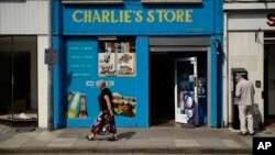 ມຸມມອງດ້ານນອກທີ່ສະແດງໃຫ້ເຫັນ ຮ້ານຄ້າຂອງຊາຣລີ (Charlie's Store) ເປີດຕາມປົກກະຕິ, ເຊິ່ງກ້ອງວົງຈອນປິດ ຈາກພາຍໃນຮ້ານນີ້ ສະແດງໃຫ້ເຫັນ ນາງ ດອນ ສເຕີຣແຈັສ(Dawn Sturgess) ມື້ວັນກ່ອນ ທີ່ນາງໄດ້ລົ້ມປ່ວຍສາຫັດ ໃນເມືອງ ເອມສເບີຣີ ຂອງອັງກິດ, ວັນທີ 6 ກໍລະກົດ 2018. 