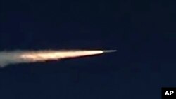 TƯ LIỆU - Ảnh chụp từ video lấy từ trang web chính thức của Bộ Quốc phòng Nga vào ngày 11 tháng 3 năm 2018 cho thấy phi đạn siêu thanh Kinzhal đang bay trong một cuộc thử nghiệm ở miền nam nước Nga.
