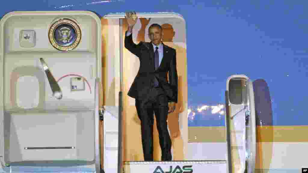 Le président américain Barack Obama salue de la main à son arrivée, mercredi 8 avril 2015, à Palisadoes, à Jamaïque où il descend de son avion l&#39;Air Force One à l&#39;aéroport international Norman Manley.