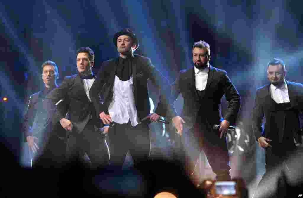 Para personel group band &#39;N Sync dari kiri, Lance Bass, JC Chasez, Justin Timberlake, Joey Fatone dan Chris Kirkpatrick, tampil pada acara MTV Video Music Awards di Barclays Center di Brooklyn, New York.