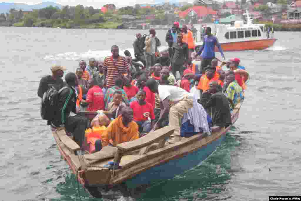 Des rescapés du naufrage sur le lac Kivu transportés dans une pirogue motorisée. Vingt-six rescapés ainsi que le corps d&#39;un enfant ont été repêchées après qu&rsquo;un canot rapide a chaviré dans le lac Kivu. VOA/Charly Kasereka