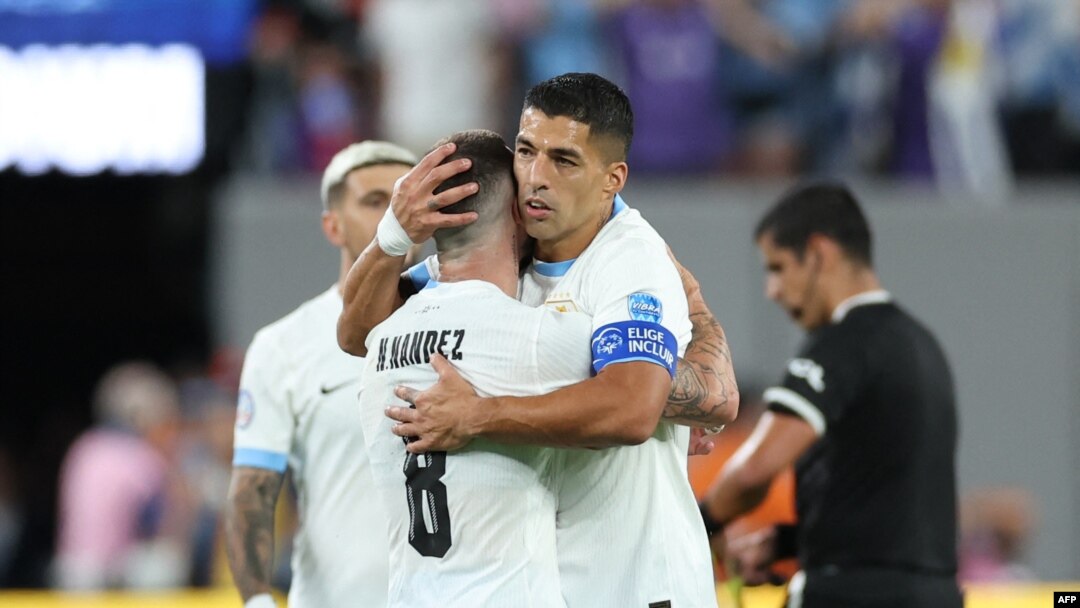 En un duelo de cuartos de final de la Copa América, Uruguay llega con fuerza bajo la dirección de Marcelo Bielsa, mientras que Brasil, en horas bajas y sin Vinicius Júnior, busca mejorar su rendimiento. El histórico enfrentamiento se llevará a cabo en el Allegiant Stadium.