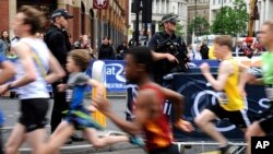 "Manchester... un visage conquérant à l'occasion de son traditionnel semi-marathon", Manchester, Royaume Uni, le 28 mai 2017. (AP Photo/Rui Vieira) 