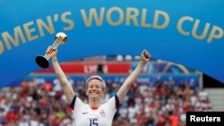 Megan Rapinoe des États-Unis célèbre la victoire de la Coupe du Monde, à Lyon en France, le 7 juillet 2019