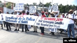 Members of Haiti’s national police force protest to demand better work conditions, Nov 17, 2019, Port au Prince. (Photo: M. Vilme/VOA) 