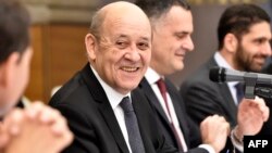 Le ministre français des Affaires étrangères Jean-Yves Le Drian assiste à une réunion avec son homologue algérien à Alger le 12 mars 2020.