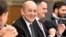 Le ministre français des Affaires étrangères Jean-Yves Le Drian assiste à une réunion avec son homologue algérien à Alger le 12 mars 2020.