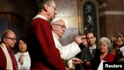 Le pape François donne la bénédiction lors de sa visite dans l'église anglicane All Saint à Rome, en Italie, le 26 février 2017.