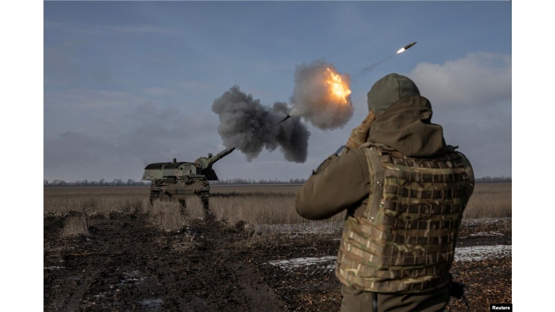 Tentara Ukraina dari Brigade Artileri Berat ke-43 menembakkan howitzer Jerman Panzerhaubitze 2000, yang disebut Tina oleh unit tersebut, di tengah serangan Rusia ke Ukraina, dekat Bahmut, di wilayah Donetsk, Ukraina, 5 Februari 2023. (REUTERS/Marko Djurica)