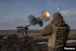 Tentara Ukraina dari Brigade Artileri Berat ke-43 menembakkan howitzer Jerman Panzerhaubitze 2000, yang disebut Tina oleh unit tersebut, di tengah serangan Rusia ke Ukraina, dekat Bahmut, di wilayah Donetsk, Ukraina, 5 Februari 2023. (REUTERS/Marko Djurica)