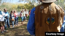 This undated photo shows a Yavapai tour guide speaking with a group of visitors to the Fort McDowell Yavapai Nation in Maricopa County, Arizona. Courtesy: AIANTA