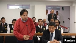 Agentes de seguridad del Estado observan cómo el expresidente de Perú, Alejandro Toledo, asiste a una audiencia en la Corte Nacional de Justicia Penal Especializada, luego de ser extraditado a Perú, en esta imagen distribuida el 23 de abril de 2023.