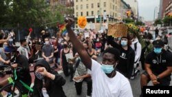 Rodillas al piso, manifestantes en Nueva York rememoran la manera en que el afroamericano George Floyd murió en Minneapolis, el 25 de mayo, cuando se encontraba bajo custodia policial.