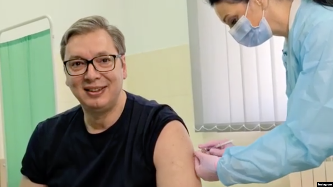 Aleksandar Vučić, predsednik Srbije, primio je vakcinu kineskog proizvođača Sinofarm protiv koronavirusa u mestu Rudna Glava, Srbija, 6. aprila 2021. (Foto: Instragram profil predsednika Srbije, skrinšot)