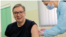 Aleksandar Vučić, predsednik Srbije, primio je vakcinu kineskog proizvođača Sinofarm protiv koronavirusa u mestu Rudna Glava, Srbija, 6. aprila 2021. (Foto: Instragram profil predsednika Srbije, skrinšot)