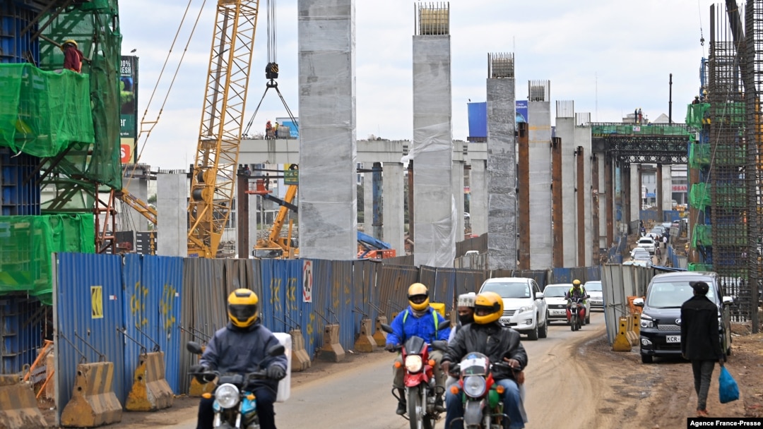 Pengendara sepeda motor melewati pembangunan jalan layang "Nairobi Expressway" yang dibangun dengan bantuan pemerintah China di Nairobi, Kenya (foto: dok).