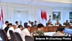 Presiden Joko Widodo memimpin rapat kabinet terbatas di kantor presiden, membahas penanganan terorisme, Jakarta, Selasa, 22 Mei 2018. (Foto: Setpres RI)