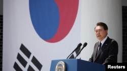 Presiden Korea Selatan Yoon Suk Yeol menyampaikan pidatonya pada upacara peringatan 68th Memorial Day di pemakaman Nasional di Seoul, Korea Selatan, 6 Juni 2023. (Foto: REUTERS/Kim Hong-Ji)