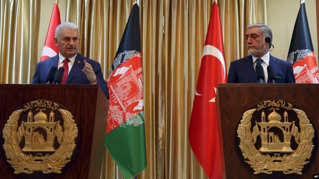 Perdana Menteri Turki Binali Yildrim (kiri) dan Kepala Eksekutif Afghanistan Abdullah Abdullah, berbicara pada jumpa pers di Kabul, Afghanistan, 8 April 2018.
