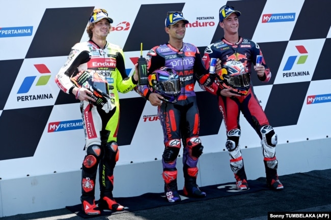 Jorge Martin merayakan pole position bersama Marco Bezzecchi, dan Pedro Acosta usai kualifikasi MotoGP di Sirkuit Mandalika, 28 September 2024. (Foto: Sonny TUMBELAKA/AFP)