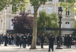 At the Champs-Elysees, once a no-go zone on Saturdays, riot police vastly outnumbered a small group of yellow vests defying a ban to protest there. Sept. 7, 2019. (L. Bryant/VOA)