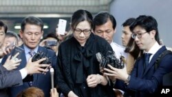 Mantan eksekutif Korean Air, Cho Hyun-ah (tengah), dikelilingi wartawan saat meninggalkan Pengadilan Tinggi Seoul (22/5). (AP/Lee Jin-man)