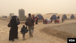 On the day Abu Yousef, his wife and their four children arrived at the Khazir camp, a sand storm hit, forcing the exhausted refugees to race into tents, Iraqi Kurdistan, Nov. 1, 2016. (H.Murdock/VOA)