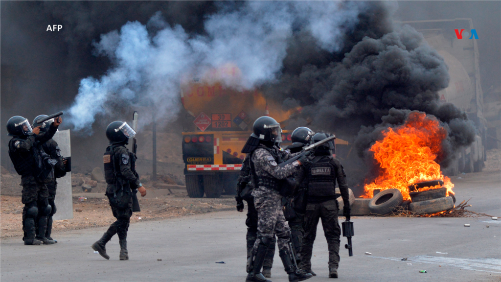 En medio de bloqueo de carreteras en Cochabamba, Bolivia, la policía antidisturbios dispara gases lacrimógenos contra manifestantes que apoyan al expresidente Evo Morales.