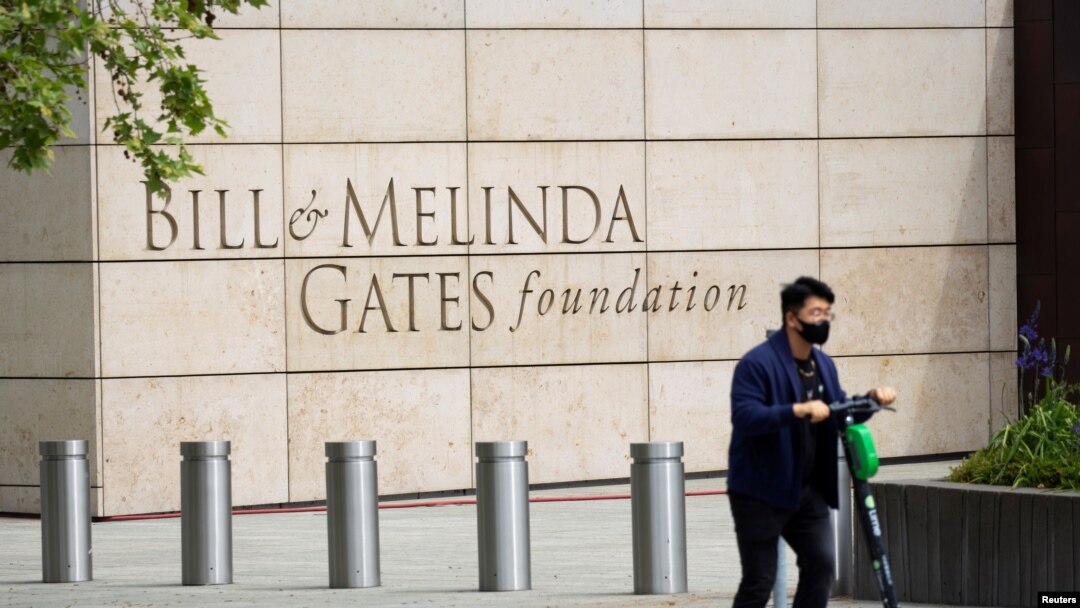 Una persona pasa en un patinete eléctrico frente a la Fundación Bill y Melinda Gates en Seattle, Washington, EE. UU., 5 de mayo de 2021.