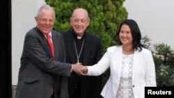 Peru's President Pedro Pablo Kuczynski (L) and opposition leader Keiko Fujimori (R) shake hands after a meeting next to Peruvian Cardinal Juan Luis Cipriani in Lima, Peru, Dec. 19, 2016.