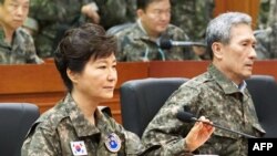 លោកស្រីប្រធានាធិបតីកូរ៉េ​ខាងត្បូង​ Park Geun-Hye ក្នុង​ពេល​ធ្វើទស្សនកិច្ច​នៅ​ទីបញ្ជាការ​កណ្តាល​នៃ​កង​ទ័ព​ក្នុង​តំបន់​ Yongin នៅភាគខាងត្បូង​ទីក្រុង​សេអ៊ូល កាលពីថ្ងៃទី២១ ខែ​សីហា ឆ្នាំ២០១៥។