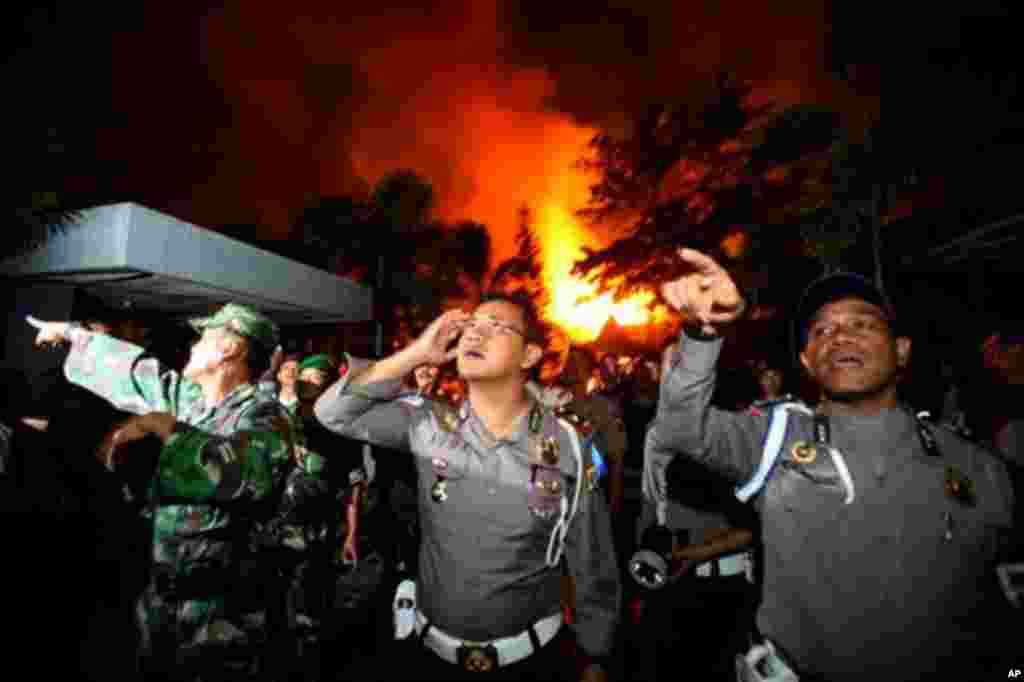 Polisi dan tentara memberi perintah di luar LP Tanjung Gusta yang dibakar sejumlah narapidana dalam kerusuhan di Medan (11/7). (AP/Binsar Bakkara)