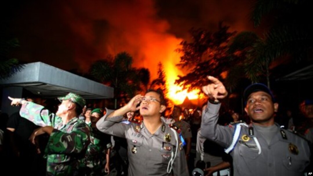 Polisi dan tentara saling memberi instruksi dalam kerusuhan di LP Tanjung Gusta, Medan yang dipicu padamnya listrik (11/7). (AP/Binsar Bakkara)