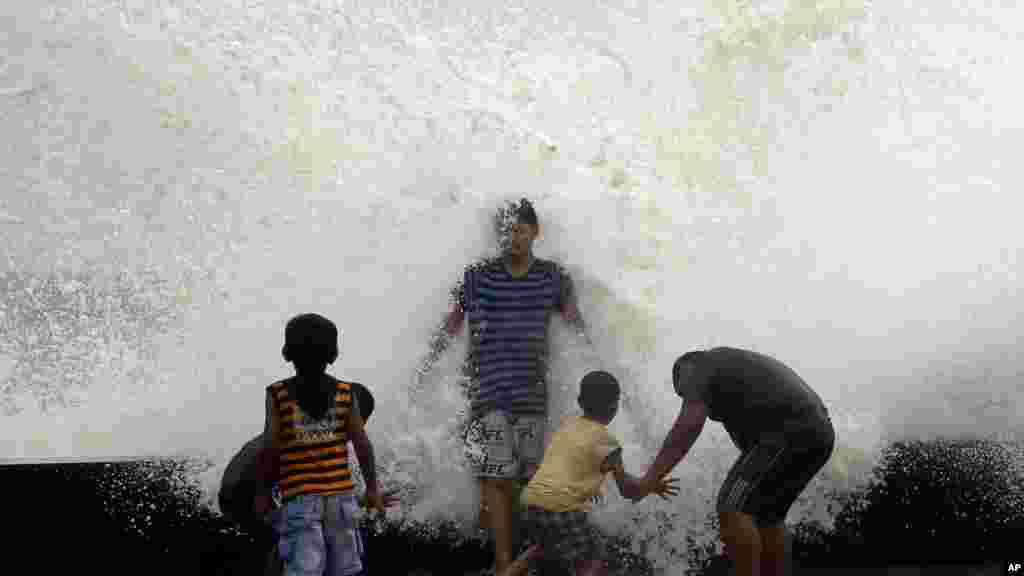 Dengiz to'lqinlari ostida, Mumbay, Hindiston