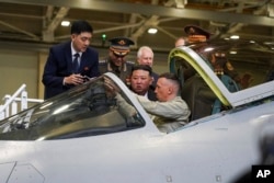 지난달 15일 러시아를 방문한 김정은 북한 국무위원장이 하바롭스크주 콤소몰스크나아무레의 러시아 전투기 제조 공장을 방문해 전투기 조종석을 살펴보고 있다.