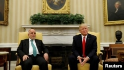 Presiden AS Donald Trump menerima PM Irak Haider al-Abadi di Gedung Putih, Senin (20/3).