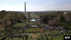 在白宫草地参加复活节彩蛋活动者属于各个种族