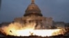 La sede del poder legislativo de Estados Unidos, el Congreso, envuelto en una llamarada tras la explosión de un artefacto, el 6 de enero de 2020.