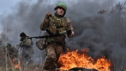 Na ovoj fotografiji koju je 8. januara 2025. dostavila press služba 65. mehanizovane brigade Ukrajine, ukrajinski vojnik trenira na poligonu u regionu Zaporožja, Ukrajina. (Andrij Andrijenko/Pres služba 65. mehanizovane brigade Ukrajine preko AP)