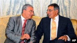 Menteri Pertahanan Tunisia, Abdelkrim Zbidi (kiri) dan Menteri Pertahanan AS, Leon Panetta di kantor Kementrian Pertahanan Tunisia (30/7).