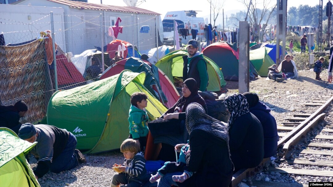 Một gia đình người Syria chờ đợi ở biên giới Thổ Nhĩ Kỳ.