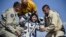 La cápsula Soyuz con los astronautas de Canadá, Rusia y Estados Unidos aterrizó en las estepas de Kazajistán, después de un viaje de tres horas y media desde el laboratorio en órbita.