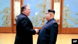 Mike Pompeo, alors directeur de la CIA, serre la main du dirigeant nord-coréen Kim Jong Un à Pyongyang, lors de sa récente mission en Corée du Nord, . (Maison Blanche via AP)