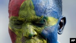 Un supporter congolais avant le match de sa sélection, Ebebiyin, Guinée équatoriale, 18 janvier 2015.