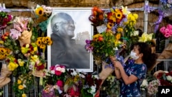 Sebefake amaluba amanengi phandle kwendawo yokuhlonipha uArchbishop Desmond Tutu eSt. George's Catherdral eCape Town, South Africa, Monday, Dec. 27, 2021. (AP Photo)